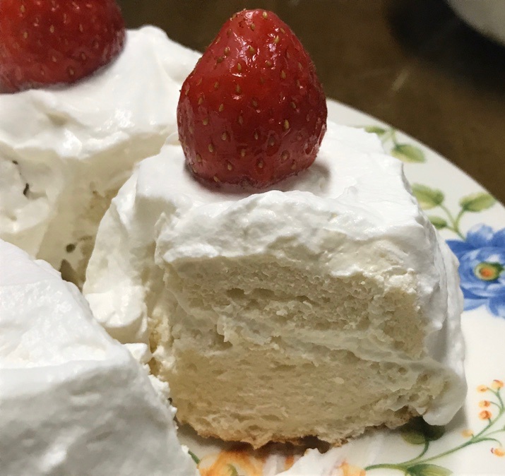 시트 사이에 크림층이 하나만 있고 높이가 낮은 케이크