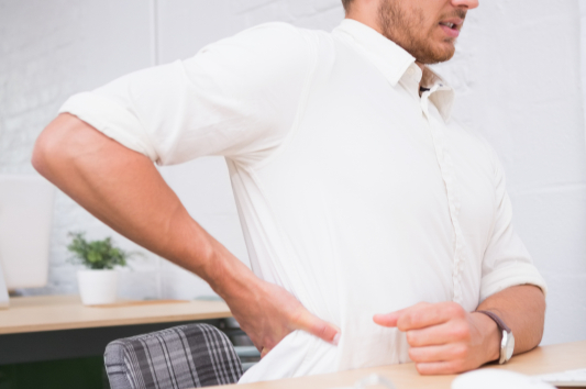 허리를-잡고있는-남성