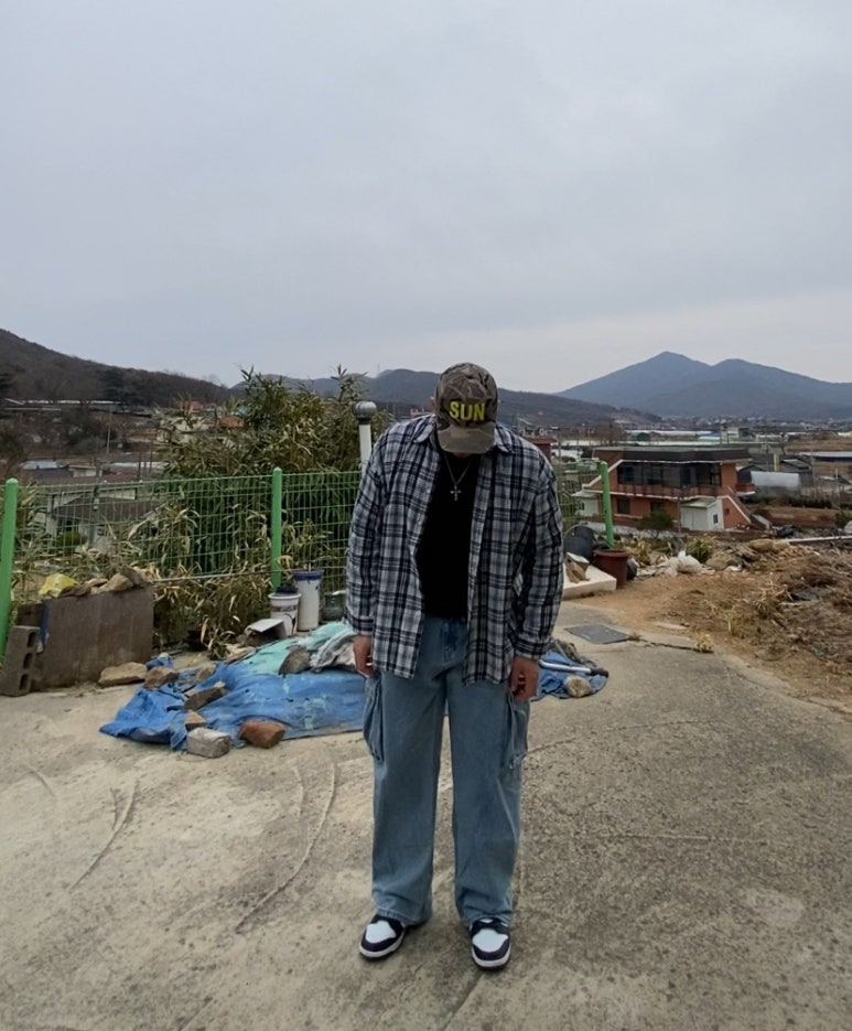 데일리룩('26. 3. 1.)블루썬플라워 SUN로고 카모볼캡, 스탠다드에러 87-STAN134 포켓체크셔츠, 무신사스탠다드 카고팬츠, 나이키 덩크로우 돌고래, 빈티지 십자가 목걸이, 무신사스탠다드 베이직 티셔츠