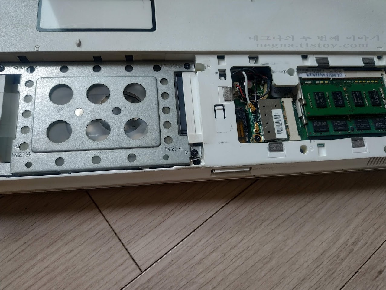 커버를 연 상태.