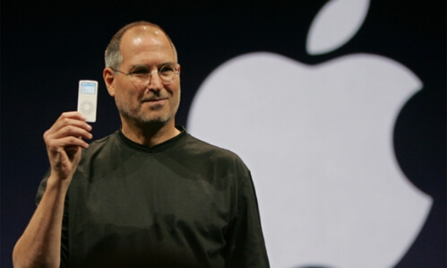 아이팟을-들고있는-스티브잡스