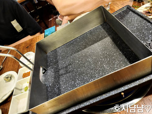 제주덕구 불판 – 고기와 김치를 구워내는 사각틀 구조