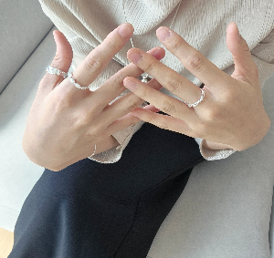 반지 여러 개 끼는 법: 촌스럽지 않게 레이어드하는 3가지 포인트