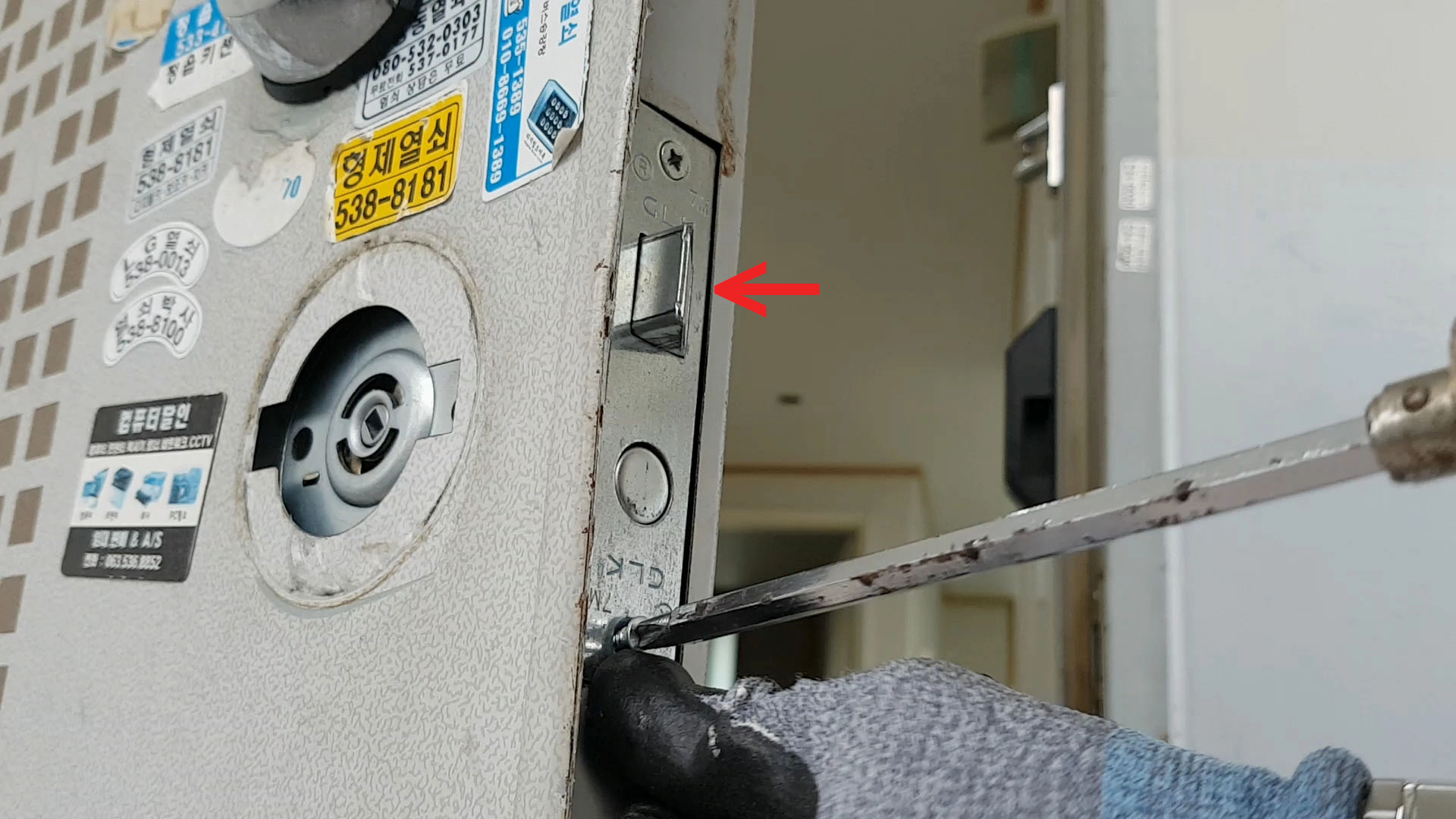 현관문 손잡이 옆면 부품 설치 모습