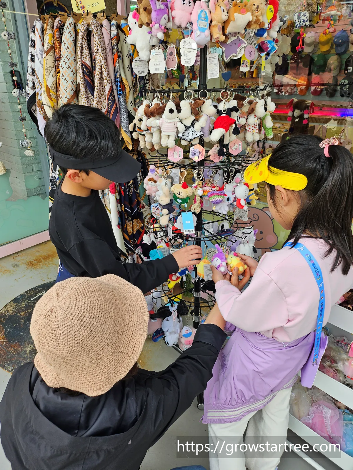 동피랑벽화마을 기념품점에서 열쇠고리 고르는 모습