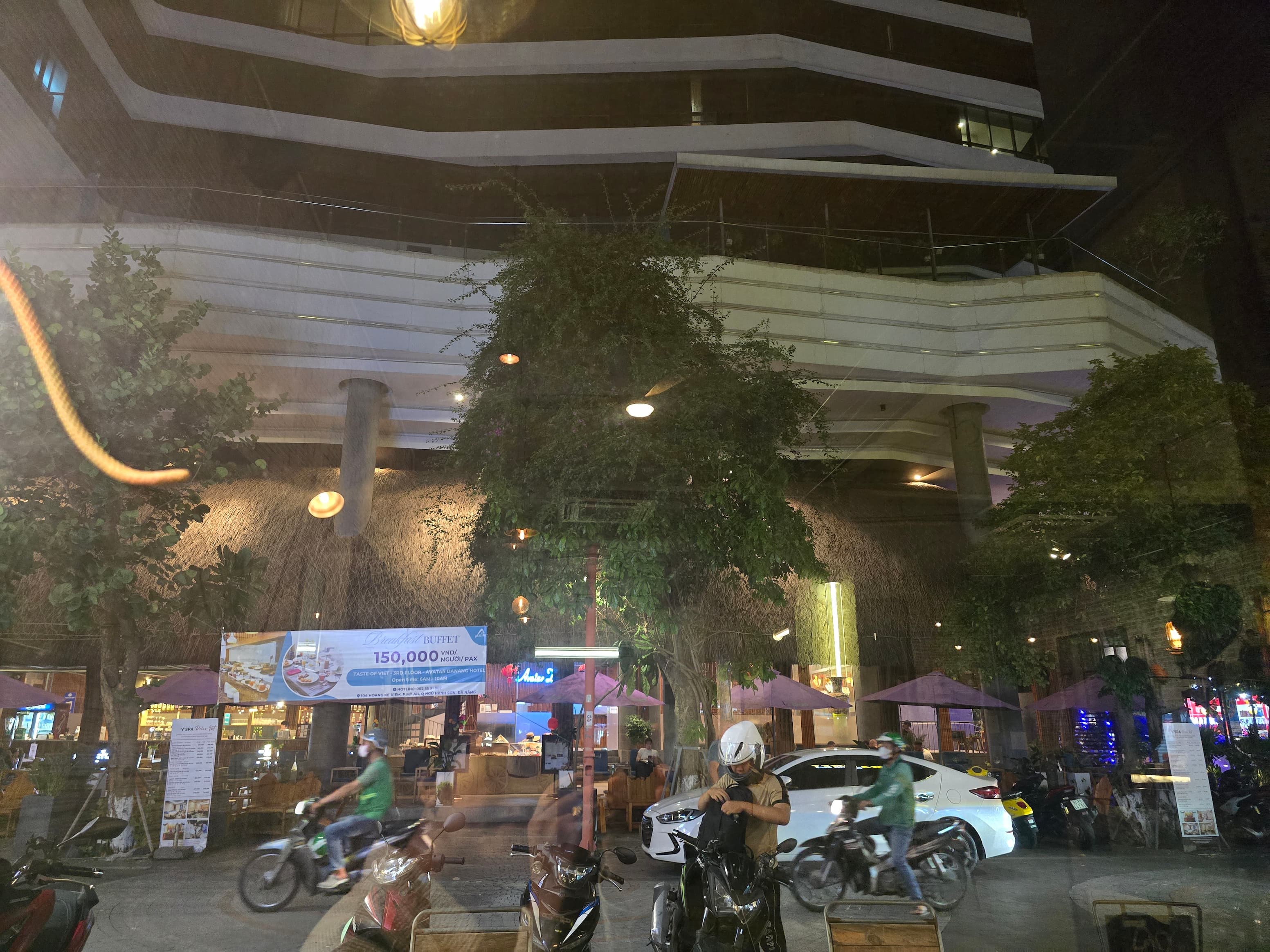 바람의 맛을 닮은 거리 &ndash; 베트남 골목에서 배운 여유-토요일 저녁 다낭 골목 카페에서 바라본 저녁풍경