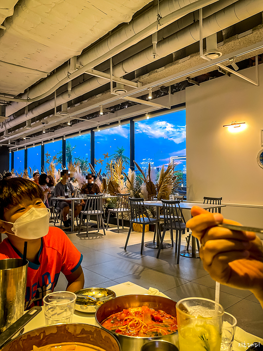 바비레드 수원점 창가 좌석