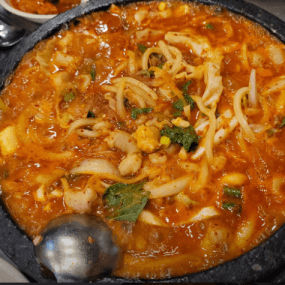 빨간 곱창전골에 우동사리가 섞인 이미지