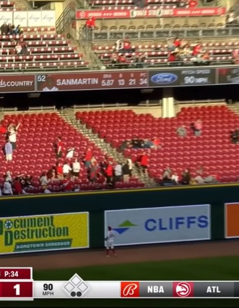 홈런 볼을 피하는 관중들