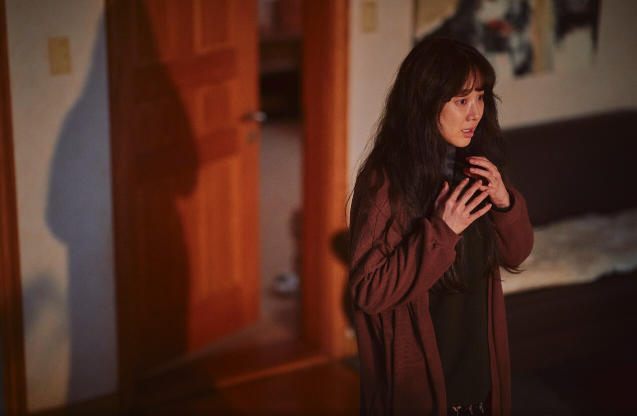 하얀 차를 탄 여자