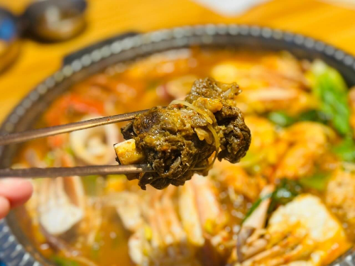 고기들고 있는 사진