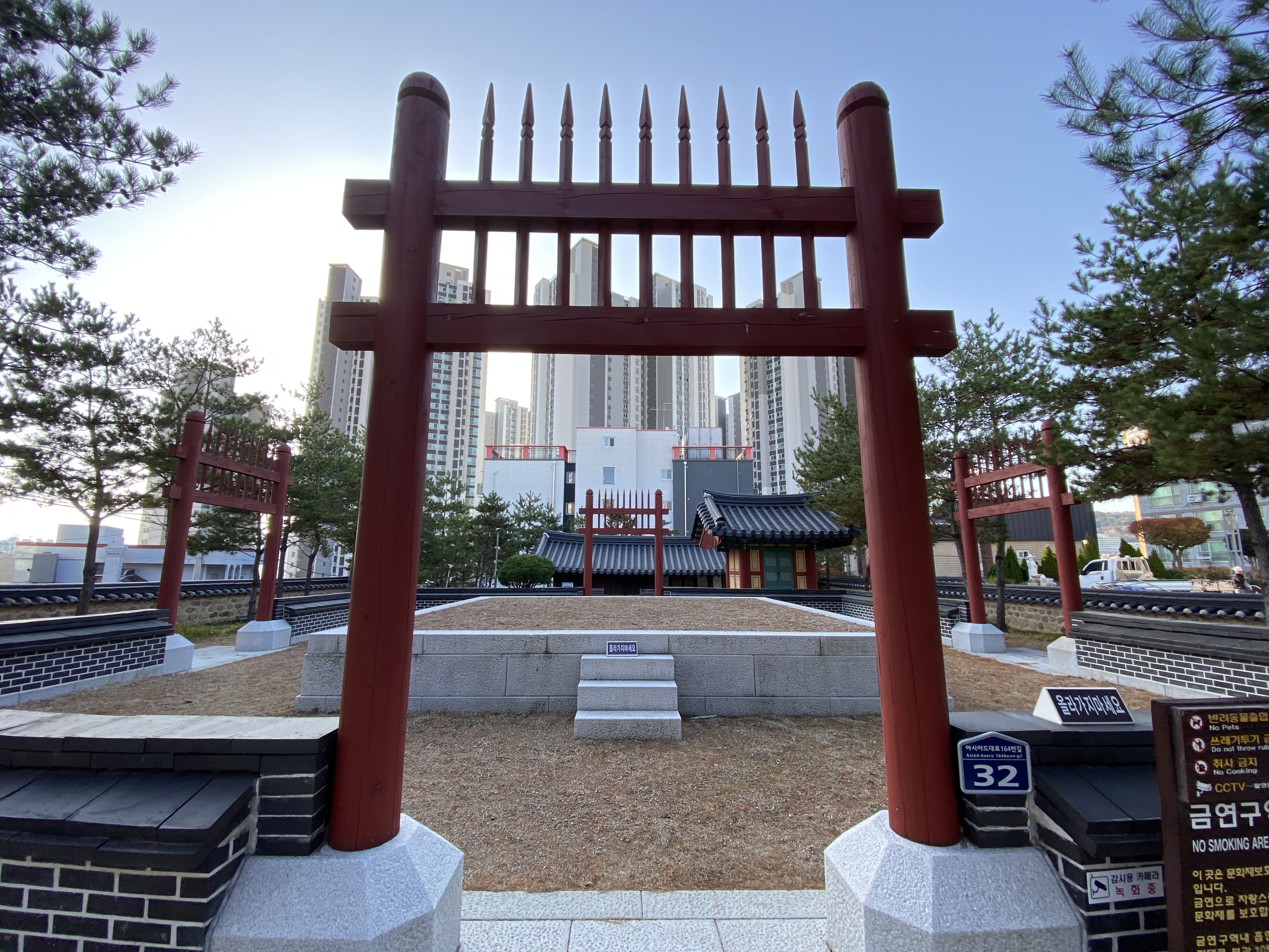 부산 동래구 사직단 전경. 2021년 복원됐다. 제례를 하는 하나의 단과 신실과 재실로 구성되어 있다.