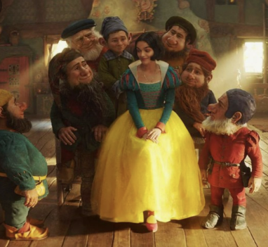 백설공주가 가운데 앉아있고, 그 주위에 일곱 난장이가 둘러싸고 있는 사진.