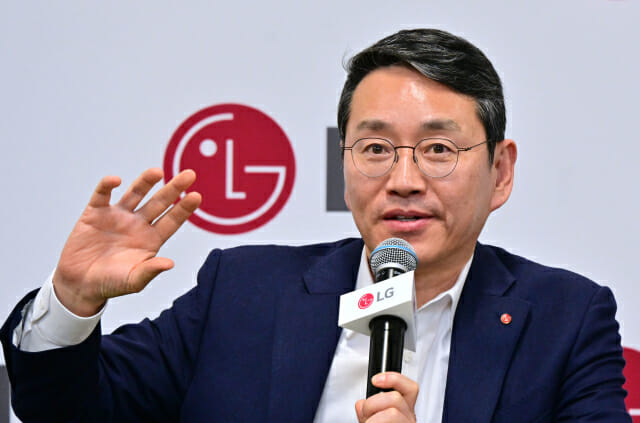 조주완 LG전자 CEO이 8일(현지시간) CES 2025 기자간담회에서 대답하고 있는 모습.