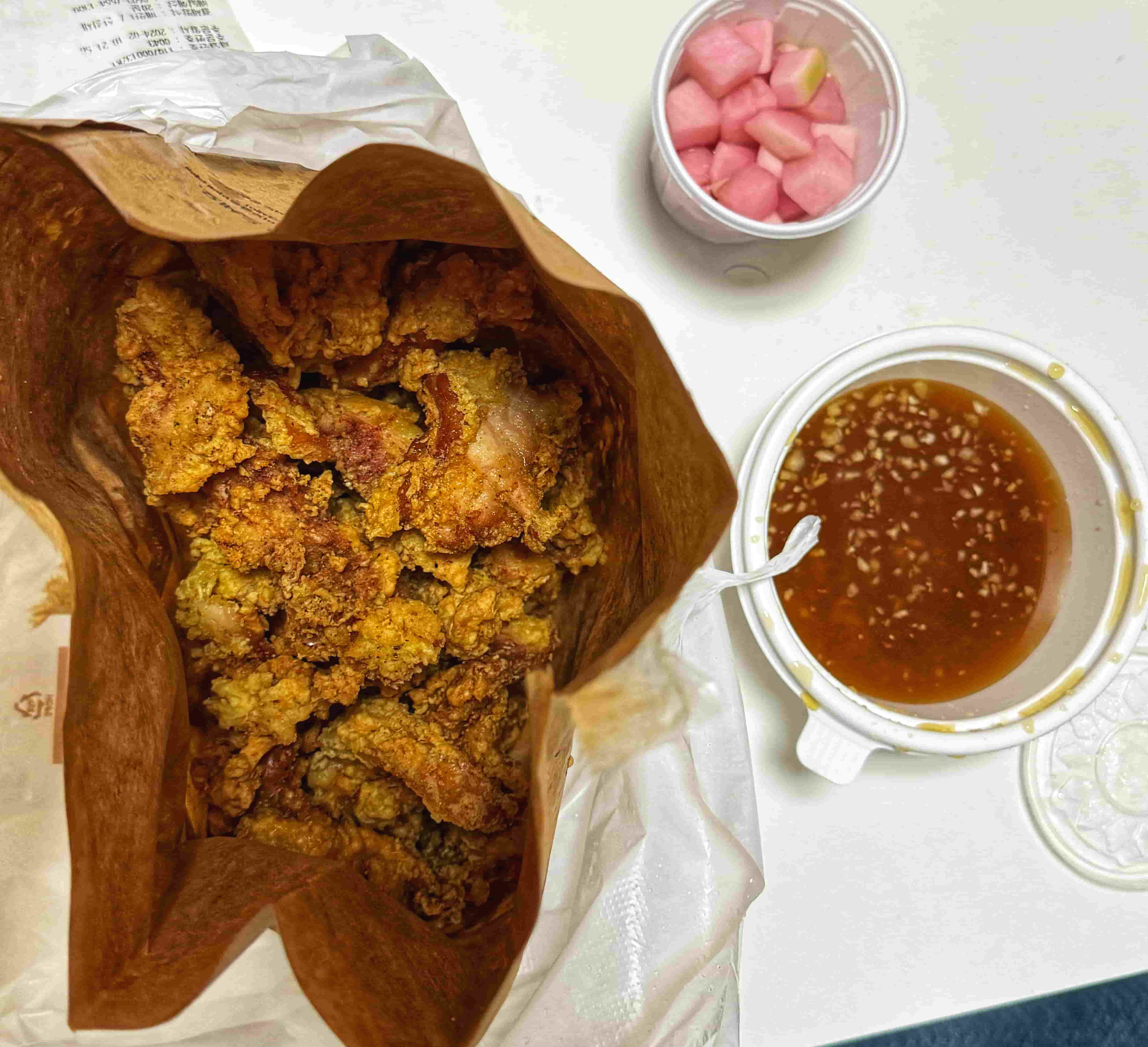 노랑통닭 메뉴 추천 '알싸한 마늘치킨 순살'과 마늘 소스, 치킨무 사진