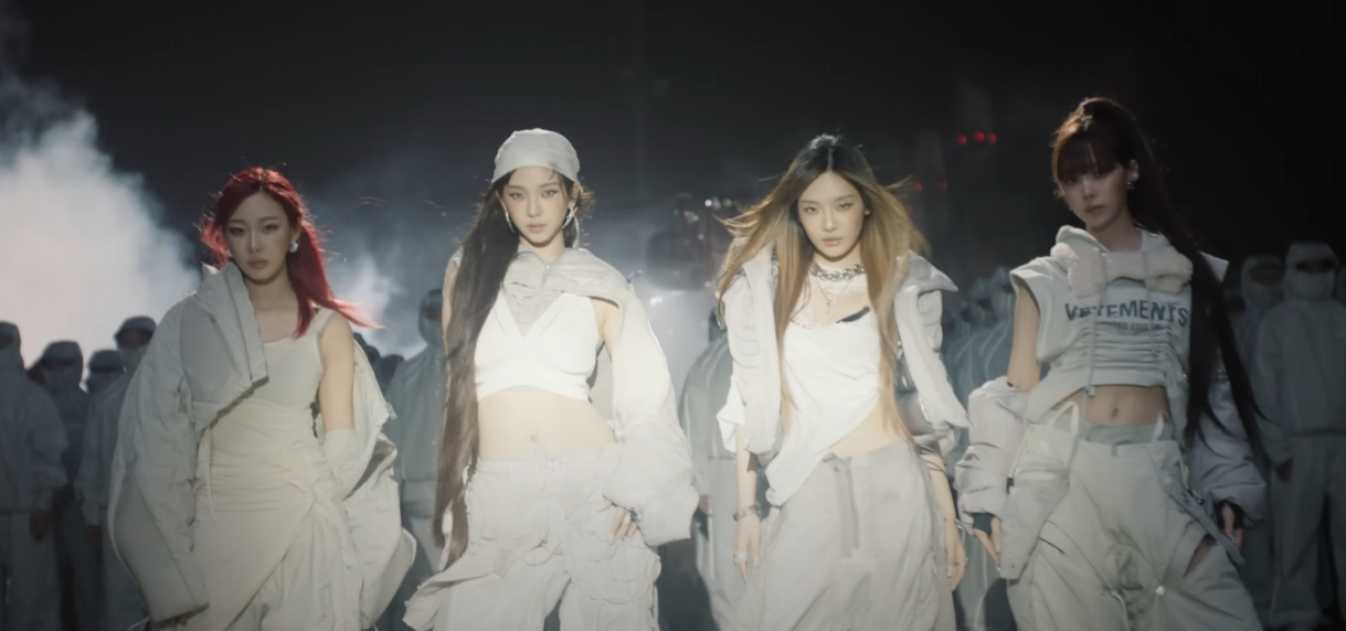 하얀색 의상을 입은 맴버들 모습