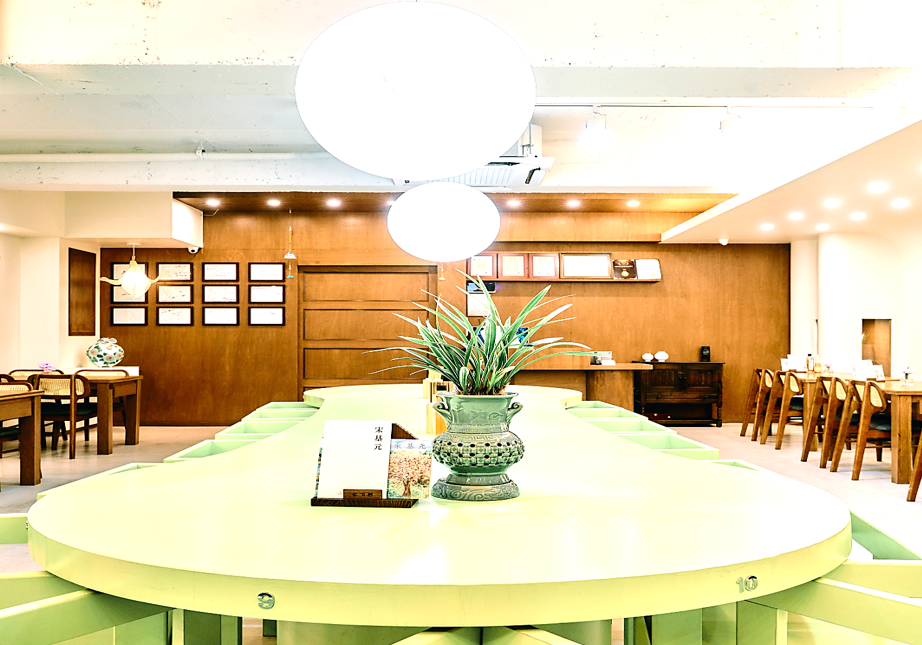 넓고 깔끔하면서 세련된 인테리어가 돋보이는 송기원 진주냉면 식당 내부와 분위기