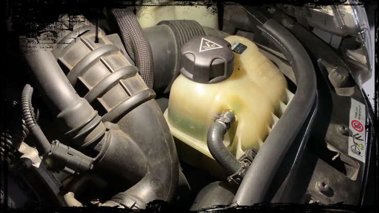 냉각수 보조 탱크의 누수 흔적 또는 엔진룸 내부 점검 사진