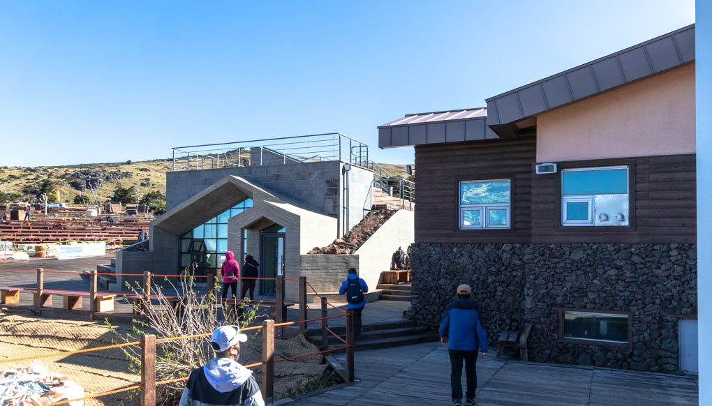 새로 단장된 윗세오름 대피소