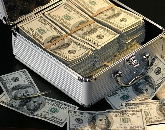 돈다발이가방에있다