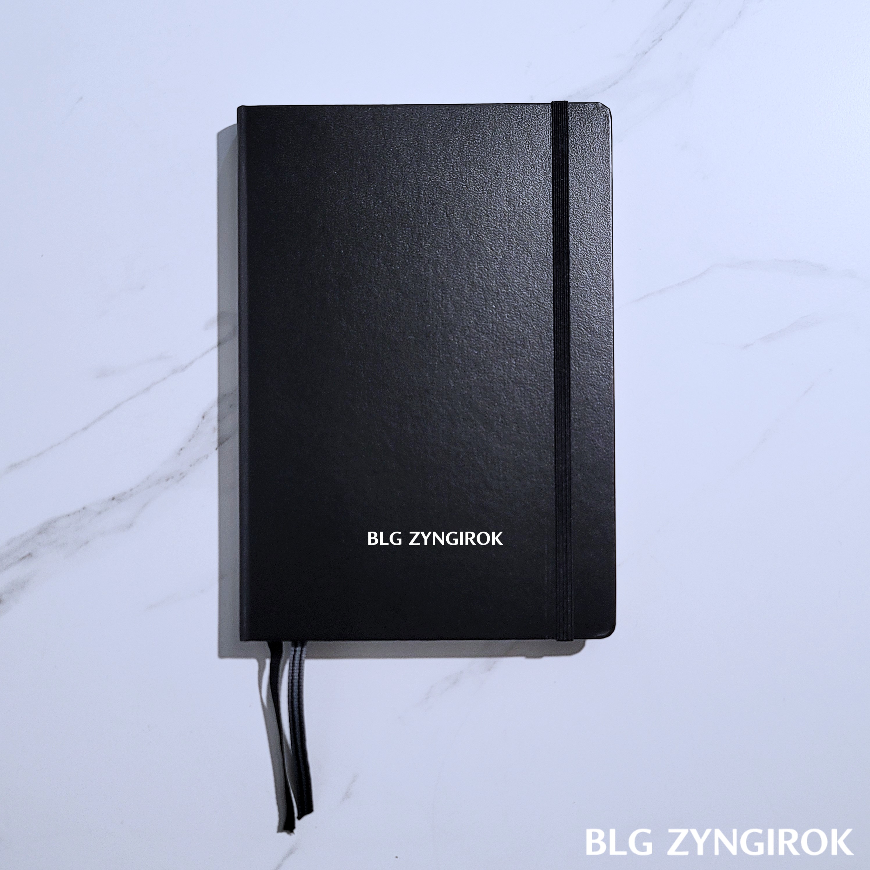 로이텀노트가 테이블 위에 놓여있다.