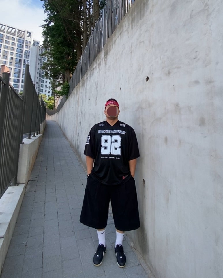 데일리룩('26. 6. 27.)로스코 4349 페이즐리 반다나, 드릭스 럭비 메시 슬리브 티셔츠, 무신사스탠다드 와이드 버뮤다 팬츠, 나이키 양말, 나이키 코르테즈 블랙 화이트