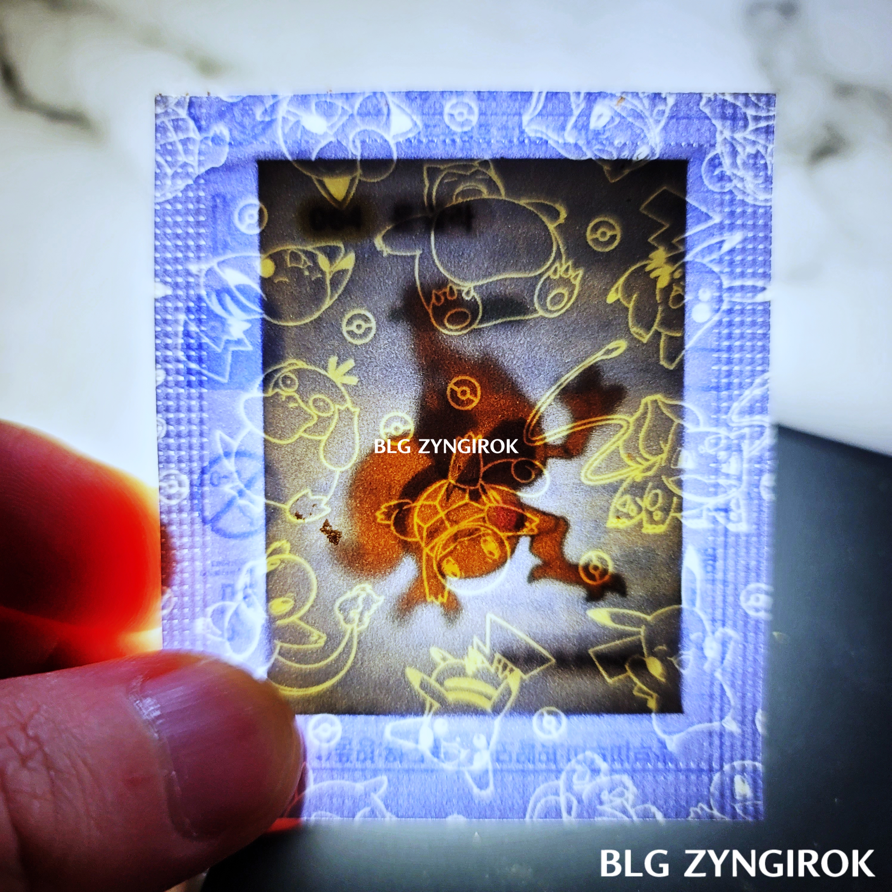 띠부띠부씰-윤겔라를-들고있다.