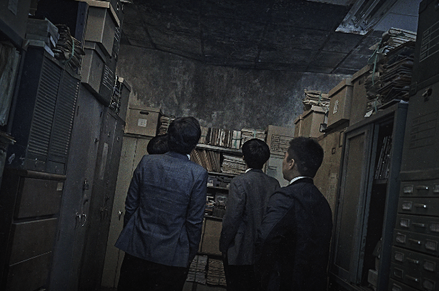 창고를-살펴보던-제작진