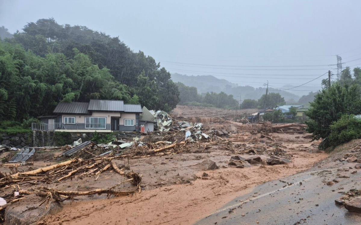 산청 산사태 피해 현황 산에서 흘러내린 토사물이 마을을 덮친 모습