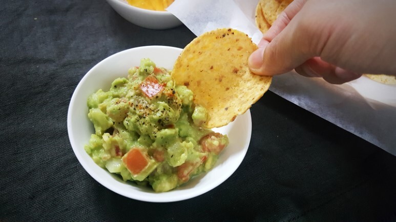 일반적인 과카몰리는 위와 같이 초록색이며 살짝 덩어리진게 포인트입니다.