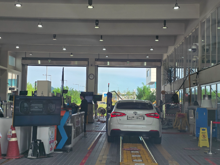 자동차 검사를 받는 모습.