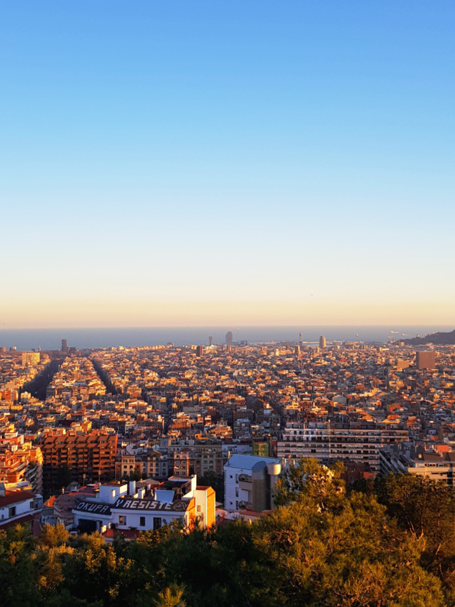 스페인 바르셀로나와 파란 하늘