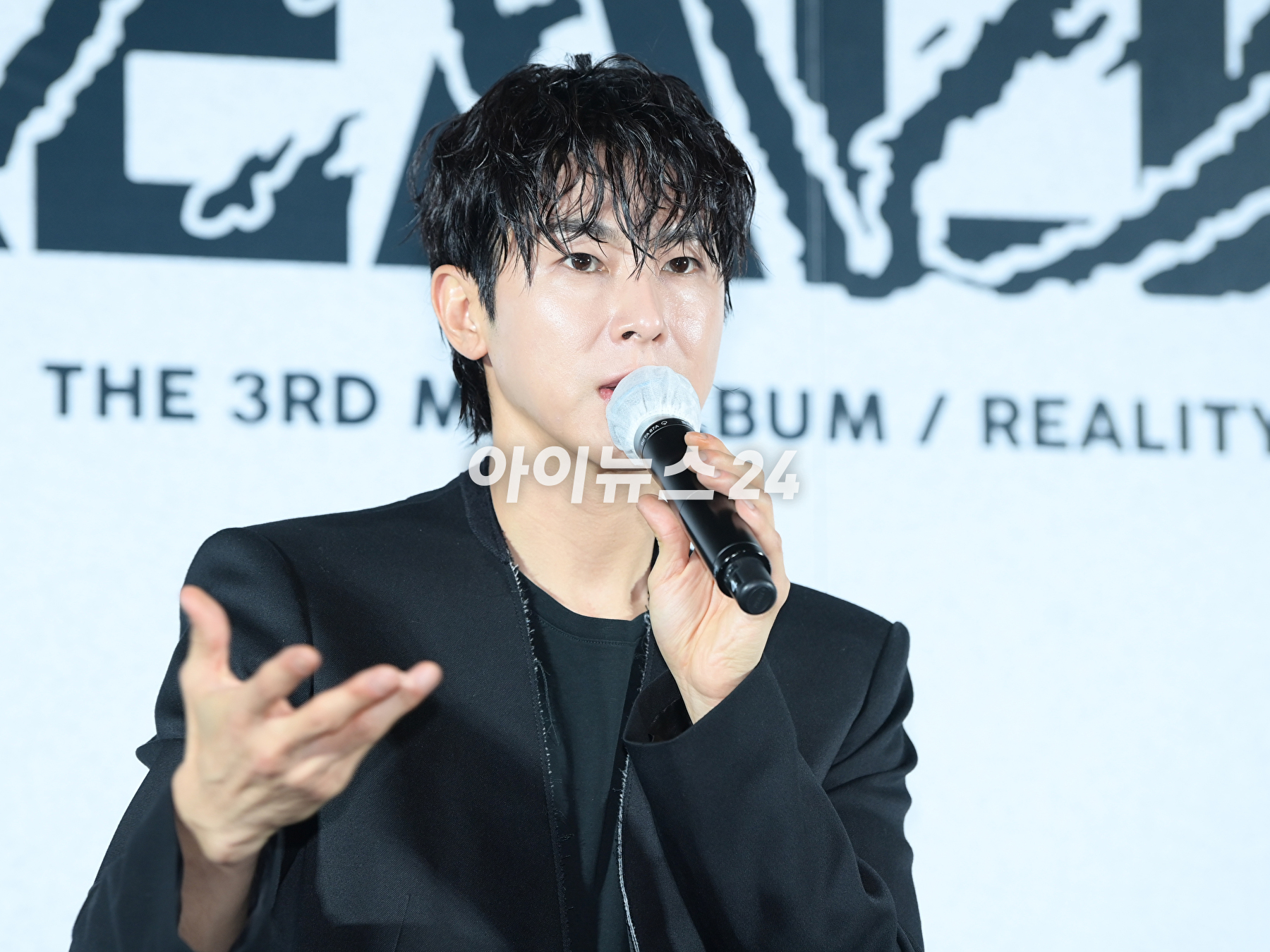 동방신기 유노윤호가 7일 오후 서울 강남구 코엑스 메가박스에서 열린 유노윤호 세 번째 미니앨범 &#39;리얼리티 쇼&#39;(Reality Show) 기자간담회에 참석하고 있다. [사진=정소희 기자]