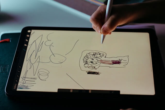 어린이-태블릿에-그림을-그리고-있는-사진