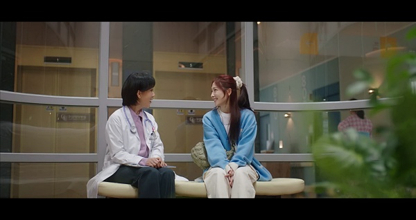 지선과-앉아서-얘기를-나누는-차정숙