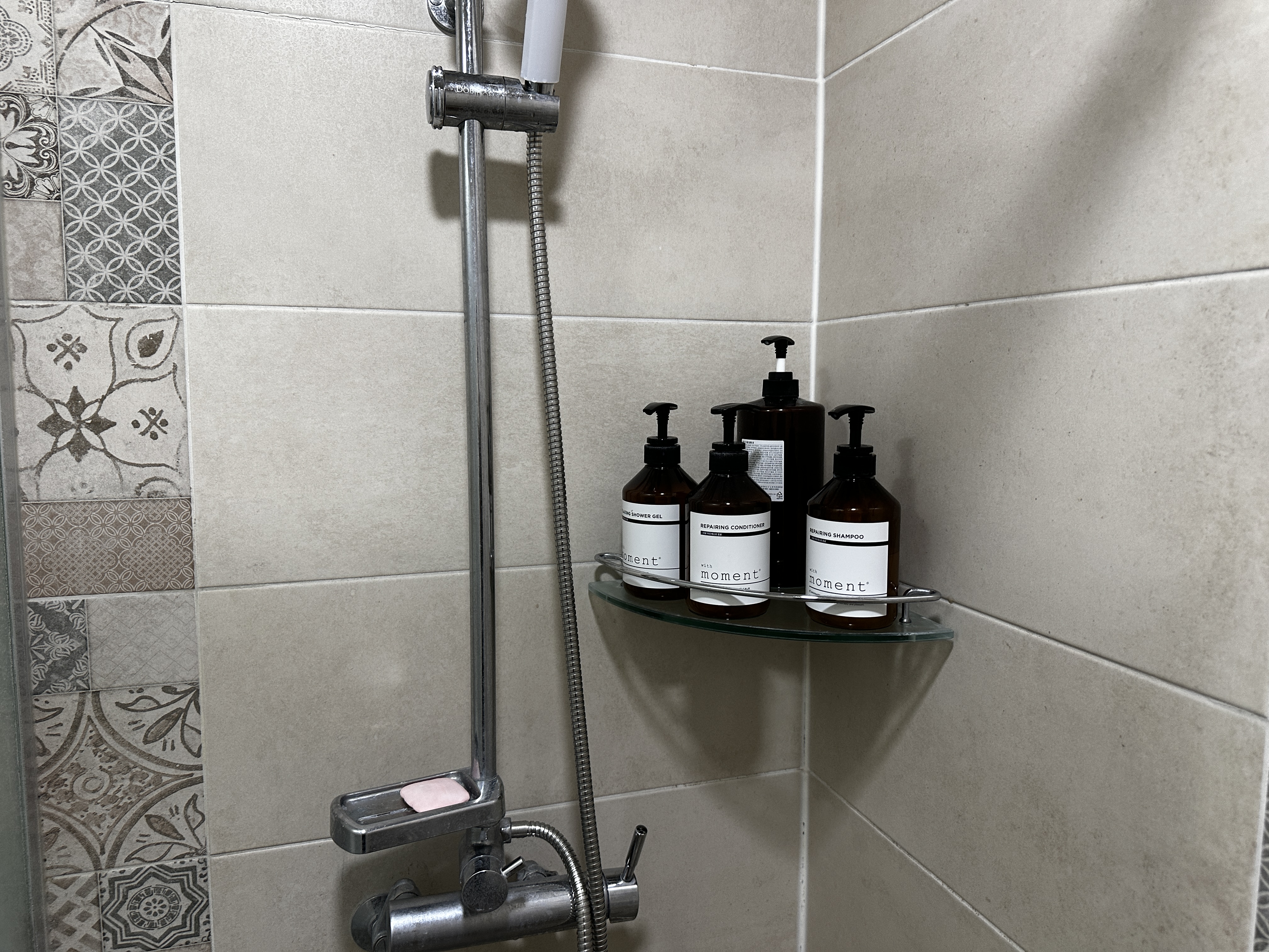 욕실에 비치되어있는 샴푸 린스 바디워시 폼클렌징