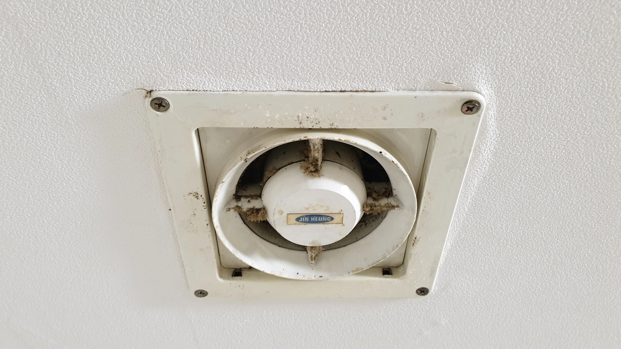 환풍기 고정 볼트 위치