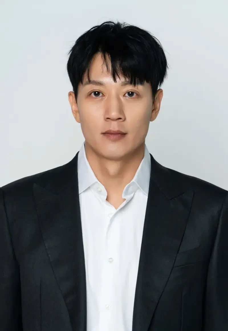 흰색을 배경으로 검은 정장 자켓을 입고 있는 소방서 옆 경찰서 그리고 국과수의 진호개