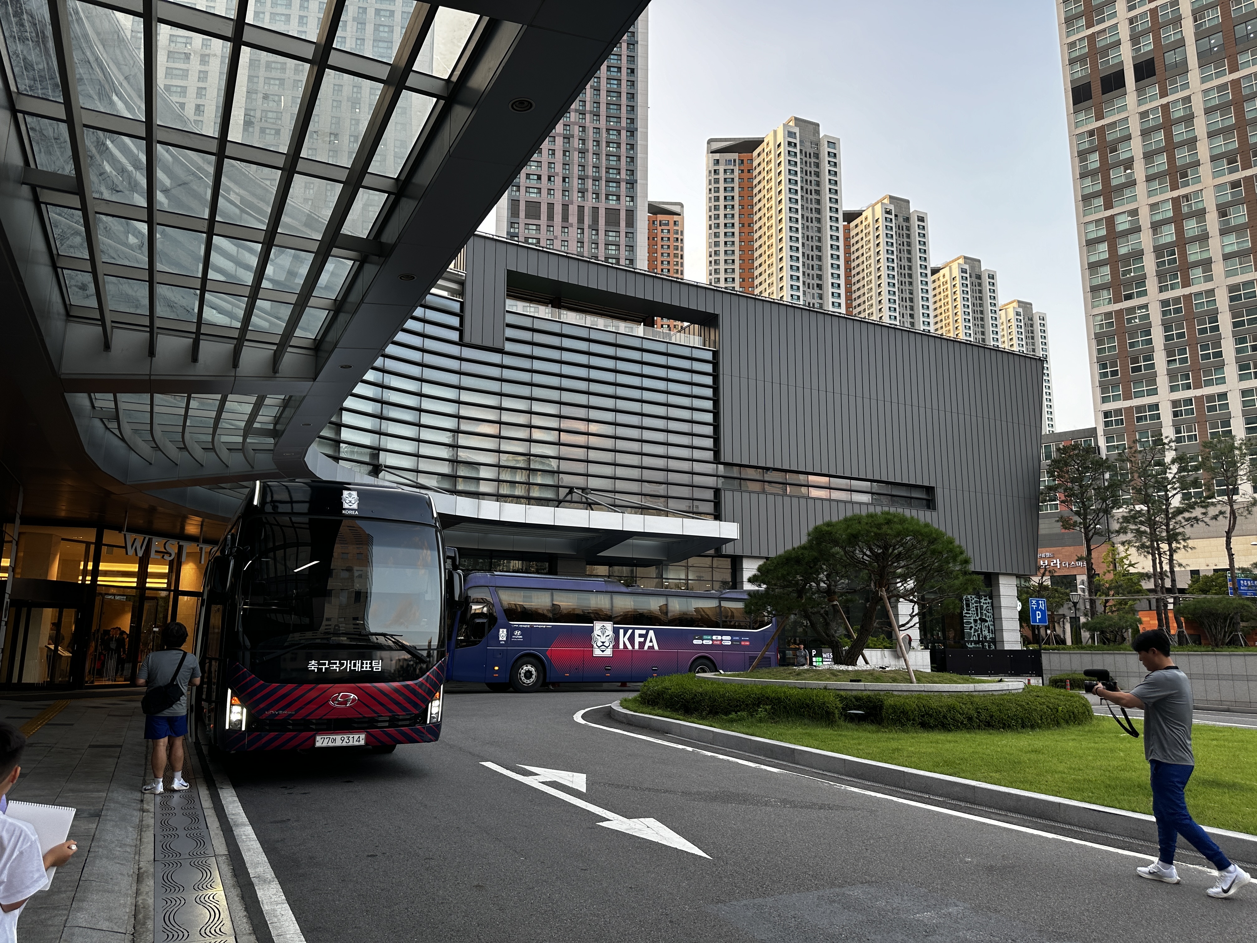 9월3일 홍명보호 완전체 훈련을 위해 숙소에서 훈련장까지 이동