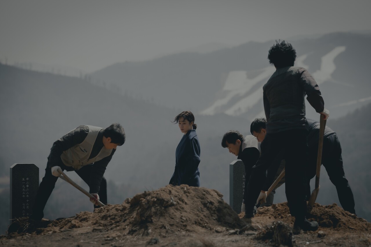 관을 선산에 묻고 있는 드라마 선산