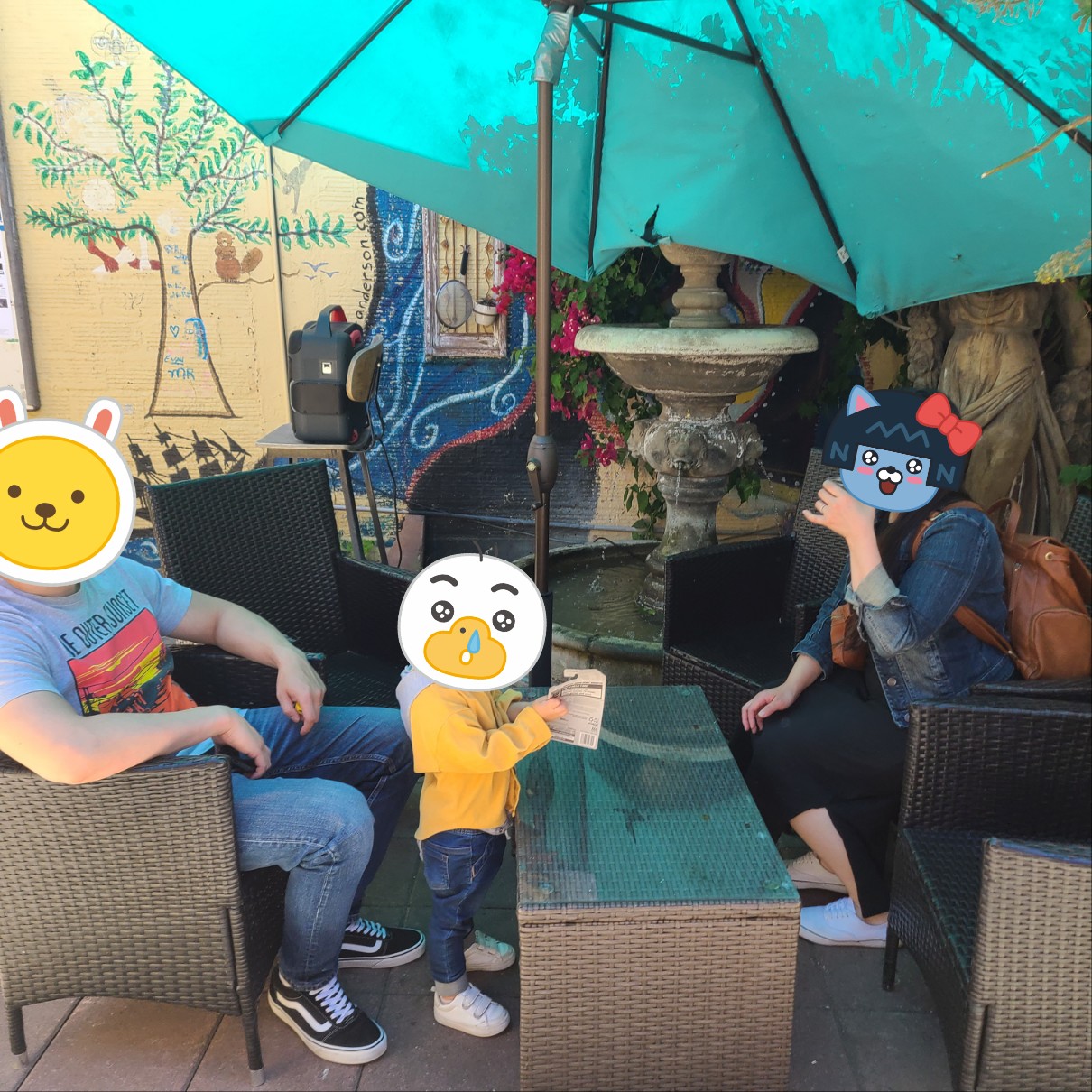 곳곳에 마련된 백야드 브루 (Backyard Brew)의 테이블