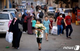 전쟁나서-생활봇짐을-싸들고-피난가는-아랍-사람들