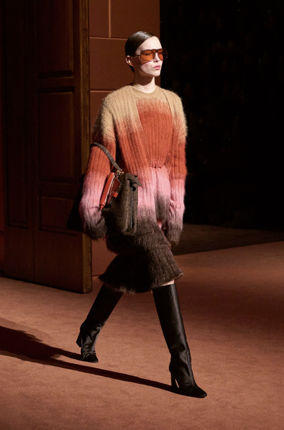 송혜교, 펜디 신상 스파이백으로 완성한 테토녀 스타일