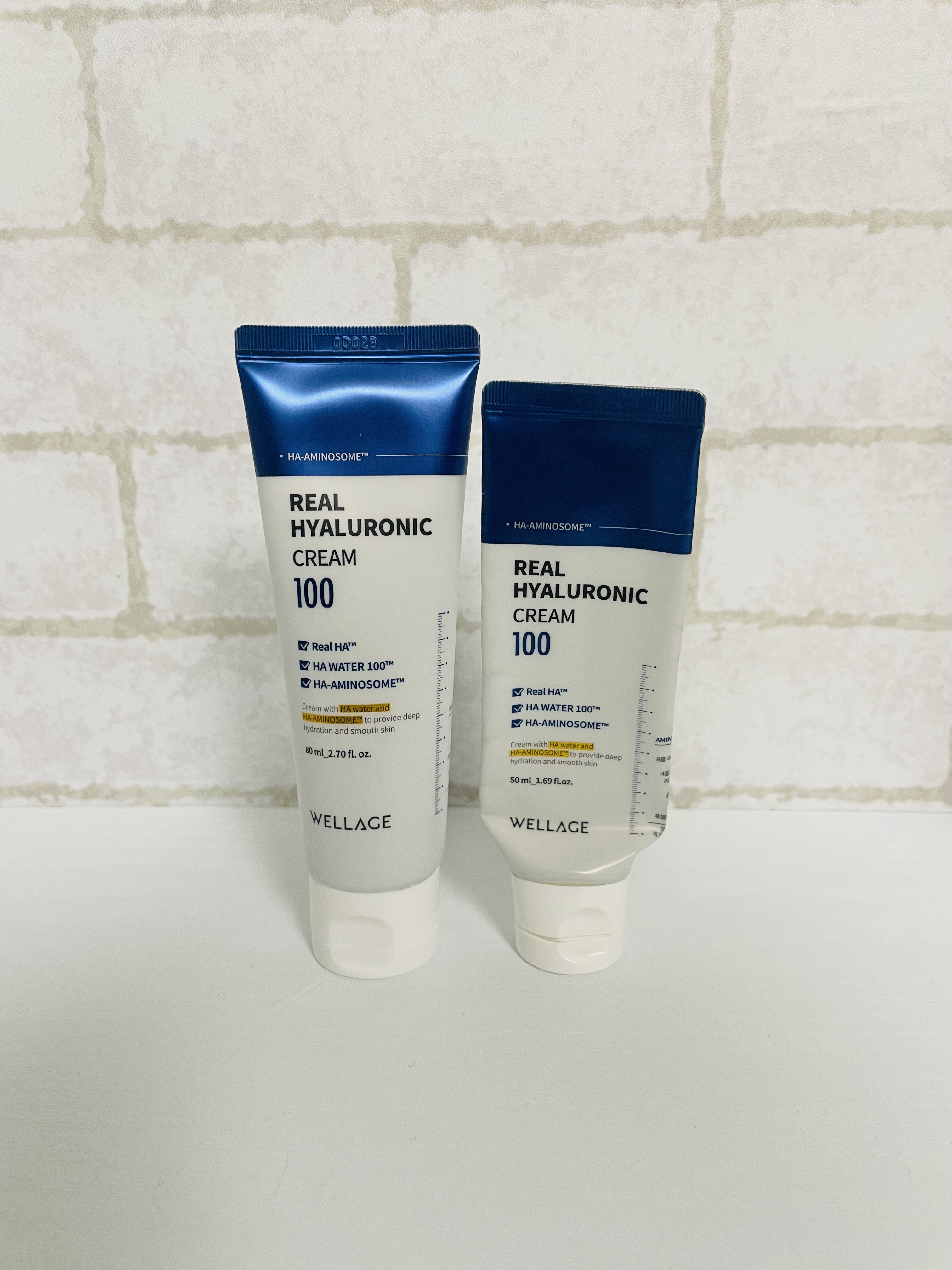 다 쓴 웰라쥬 히알루로닉 크림의 사진과 새로 구매한 크림을 같이 찍은 사진입니다.