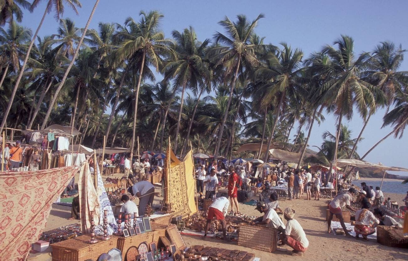 안주나 비치의 남쪽 끝자락에 있습니다.