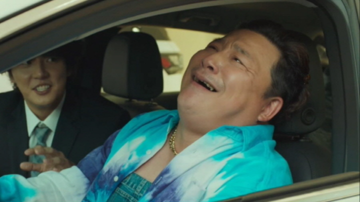 손님에게차를팔고있는윤시윤