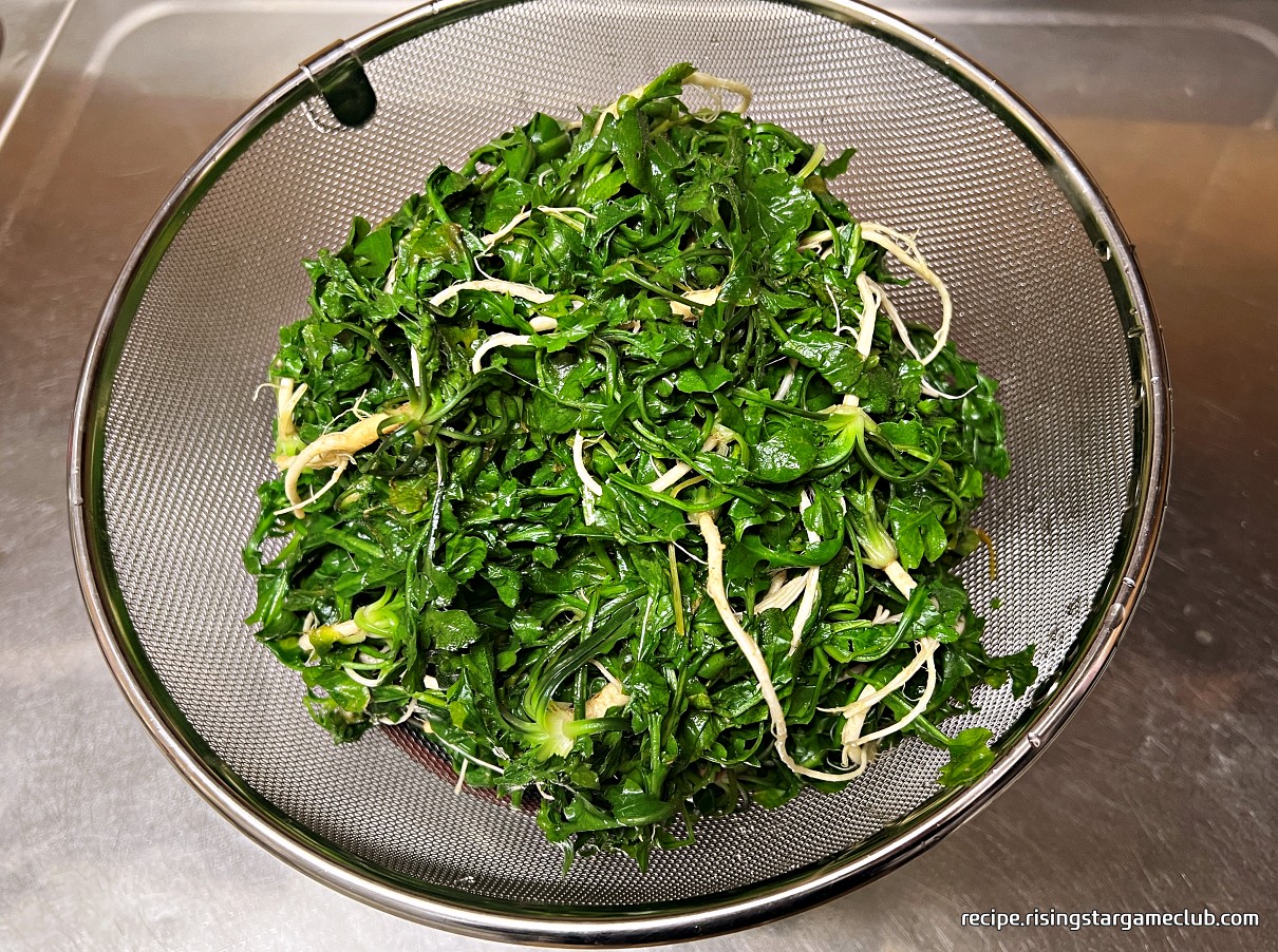 데친 냉이를 채반에 건진 사진