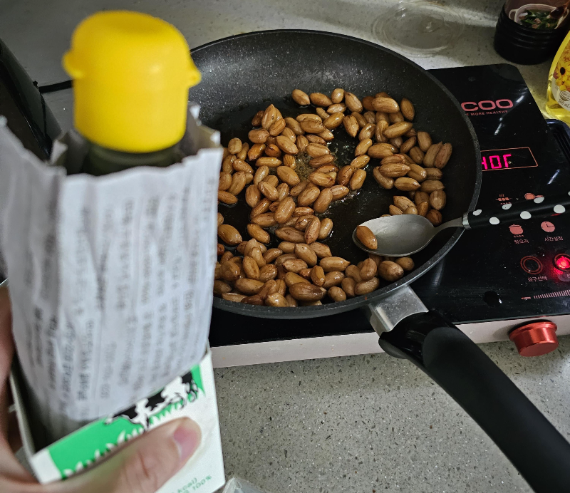 참기름을 넣는다