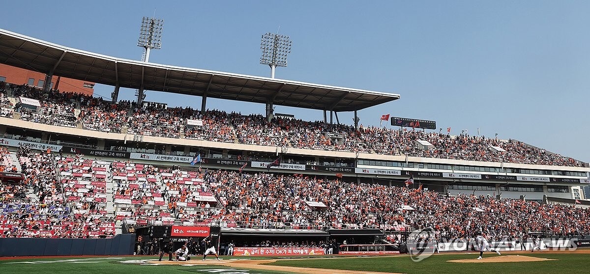 프로야구 개막 2연전 전 경기 매진…역대 최다 관중 신기록 달성