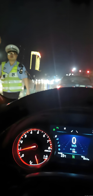 자동차안에서음주측정하려고다가오는경찰을찍은사진